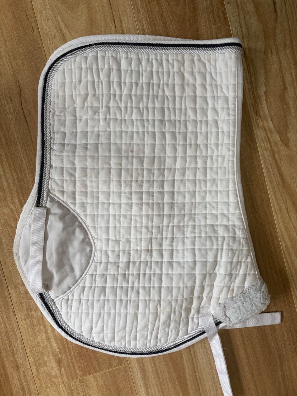 White jump saddle pad — image 1