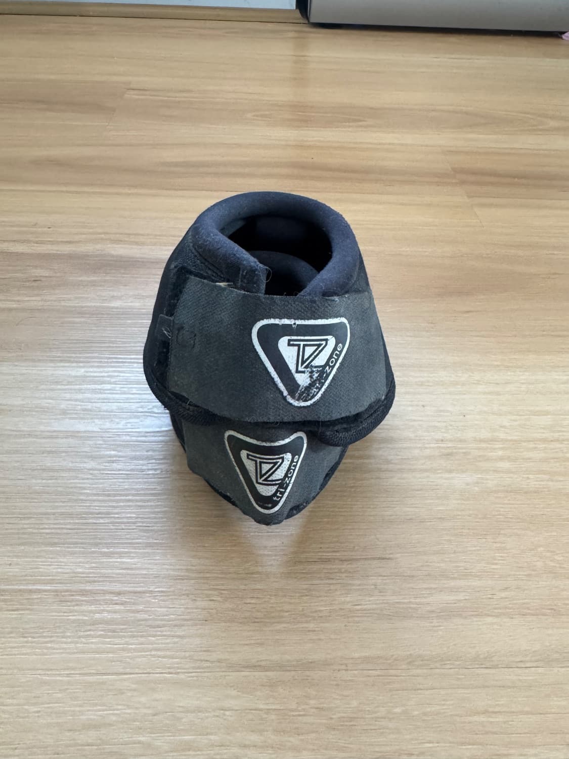 Tri-Zone No Turn Bell Boots | Medium — image 1