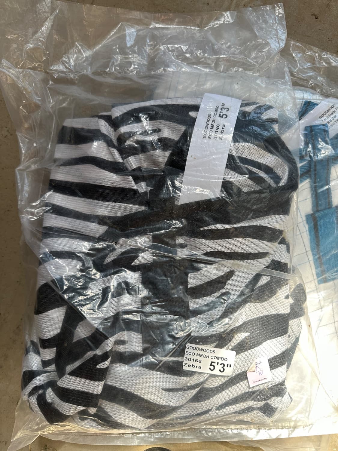 5’3 mesh rug — image 1