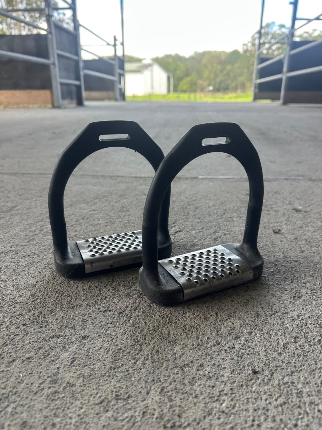 Black flex stirrups — image 1