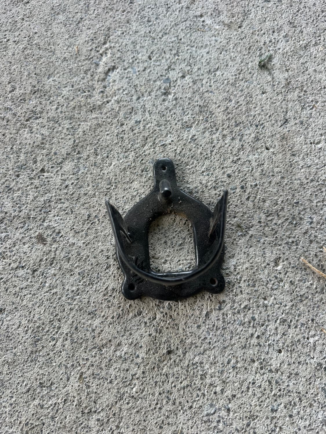 Black stable hook — image 1