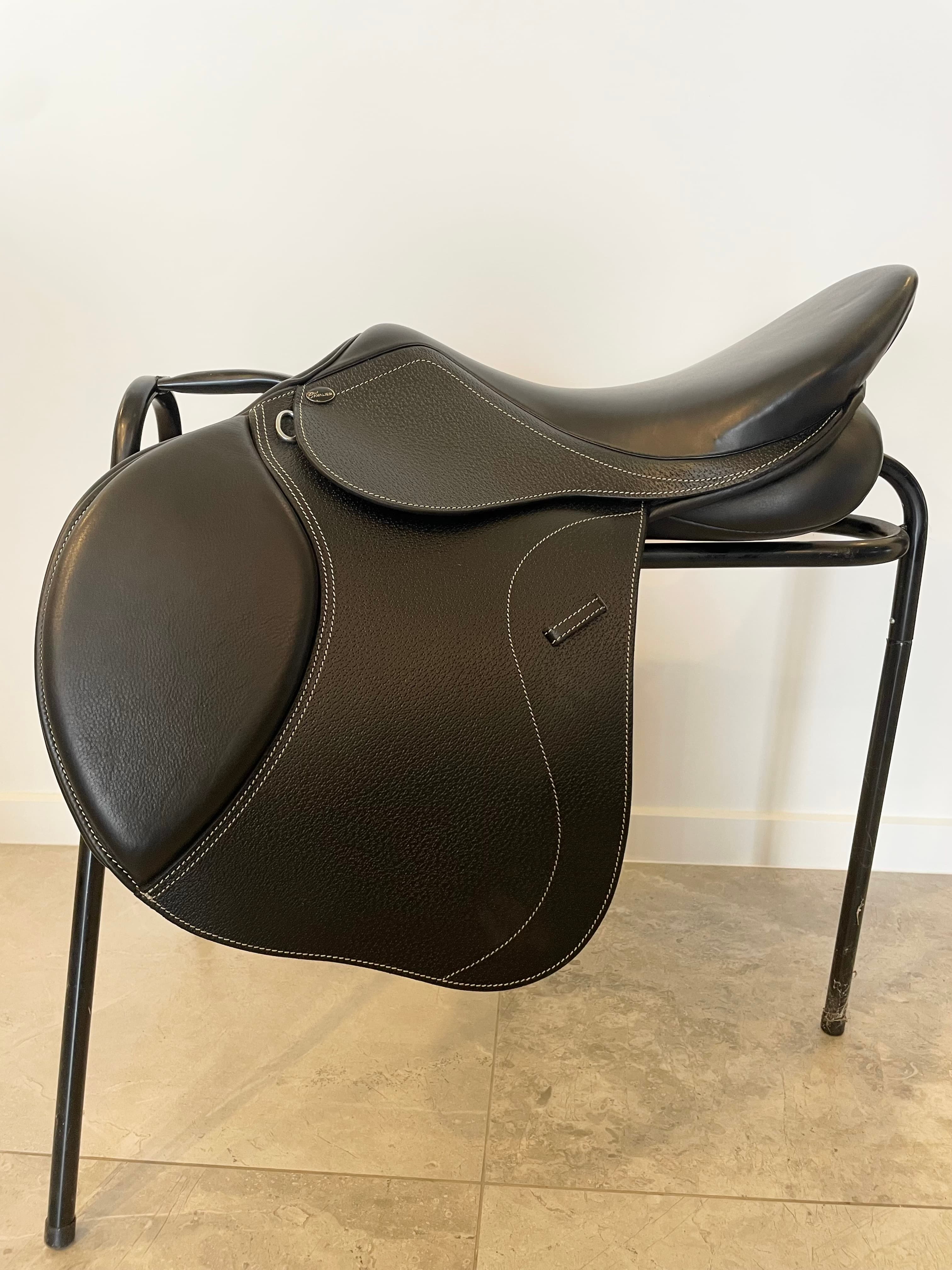 CAVALIER LEATHER CLOSE CONTACT JUMP SADDLE 17.5” — image 1