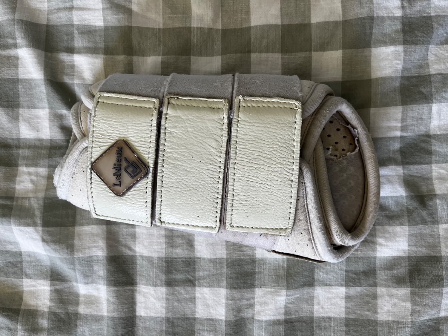 Lemieux sports brushing boots white sz: L — image 1