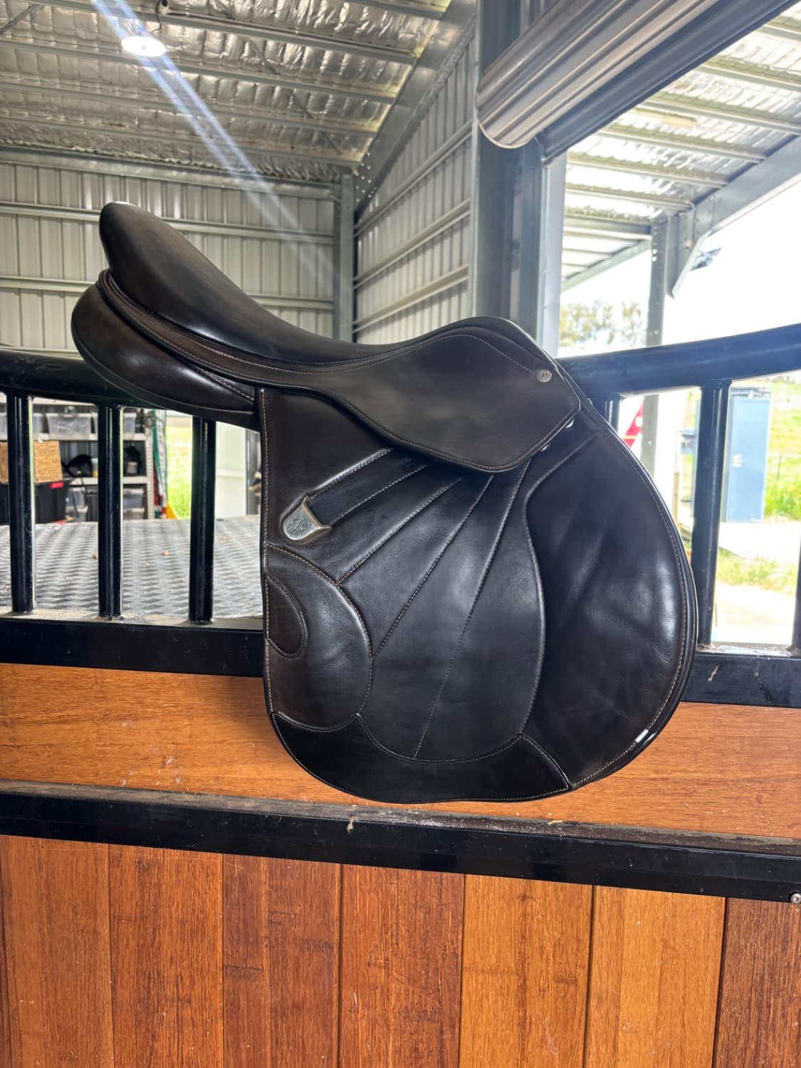 Black Bates Victrix Jump Saddle 17.5 inch — image 1